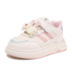 أحذية أطفال كرتونية لطيفة بيضاء جديدة لربيع <span class=keywords><strong>2026</strong></span> للبنات والأولاد، أحذية رياضية كاجوال للأطفال الصغار مع إغلاق فيلكرو عند الكاحل ونعل مطاطي - Product Image 5