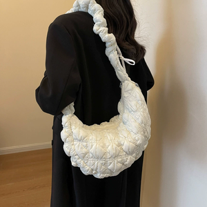 Sac à bandoulière matelassé de luxe personnalisé avec logo, grande capacité, style féminin, sac à main - Product Image 5