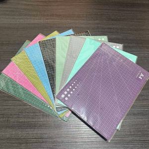 Tapis <span class=keywords><strong>de</strong></span> découpe A4 en plastique écologique 2,3 mm, <span class=keywords><strong>planche</strong></span> <span class=keywords><strong>de</strong></span> planification et <span class=keywords><strong>de</strong></span> découpe artisanale, gamme complète <span class=keywords><strong>de</strong></span> styles en stock, fait main - Product Image 1