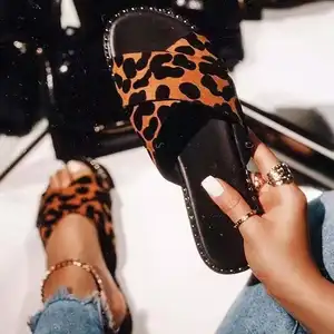 Nuove pantofole con tacco piatto con stampa leopardata europea e americana moda donna Trendy 2021 vendita calda sandali per donna e donna