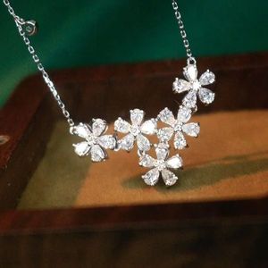 จี้เพชรรูปดอกไม้ Xinfly ทอง 18K น้ำหนัก 1.35 กะรัต พร้อมสร้อยคอแบบคลาวิเคิล - Product Image 1