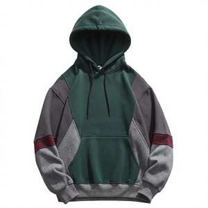 Sweat à capuche bicolore pour homme avec empiècements contrastants géométriques aux épaules, cordon de serrage réglable et poche kangourou - Product Image 2