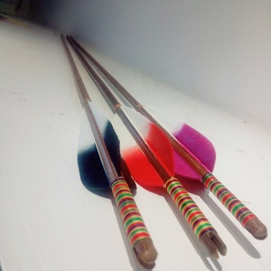 Frecce di bambù doppi colori Fletchings di tacchino frecce di caccia per arciere & Hobbist tiro con l'arco di caccia - Product Image 2