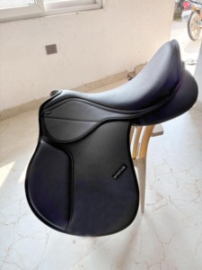 Selle d'équitation de saut de qualité supérieure - Arbre en plastique - Entièrement recouverte de cuir souple - Selle anglaise - Product Image 1