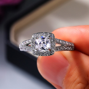Anello con Cristalli a Taglio Quadrato a Quattro Punte per Donne, Elegante Accessorio Moda per Uso Quotidiano e Feste - Product Image 3