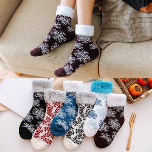 Chaussettes d'intérieur en polaire antidérapantes Cmax Wholesale, épaisses et douces, pour femmes, hiver, thermiques, colorées, Noël, bon marché, en tissu éponge - Product Image 1