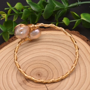 Bracelet de perles classique et élégant, perles rondes d'eau douce, chaîne plaquée or, cadeau de mariage intemporel, bracelet de perles - Product Image 3