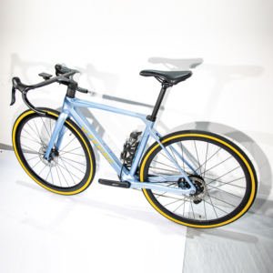 Vélo de route 700C*28c 250W CE Moteur arrière sans fil Cadre en fibre de carbone Batterie au lithium amovible 10AH 36V Vélo électrique hydraulique EGR-4 - Product Image 1