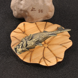 Artesanía de <span class=keywords><strong>metal</strong></span> Adornos de peces de latón Bajo de cobre sólido Muebles de juego antiguos microtallados. - Product Image 5