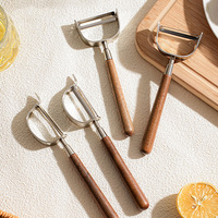 Handmatige multifunctionele keuken schilmes en schraper van 304 roestvrij staal en walnoot hout voor fruit en aardappelen