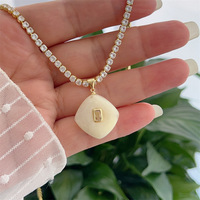 HX219 INS Collier Chaîne Tennis Classique Plaqué Or 18K, Pendentif Carré Géométrique en Résine, Style Rétro Luxe, Vente en Gros