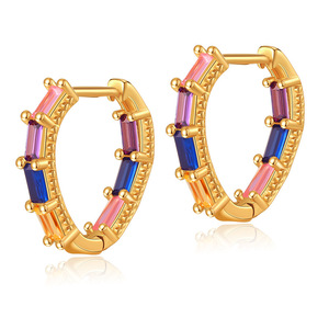 Delicados pendientes de aro Huggie de latón chapado en oro de 18 quilates para mujer, pendientes de aro de circonita cúbica multicolor para uso diario - Product Image 2