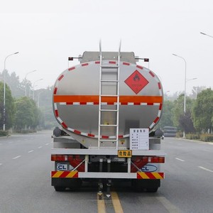 Camion-citerne HOWO 8x4 30000L en alliage d'aluminium pour le transport de carburant, de mazout et de marchandises dangereuses - Product Image 5
