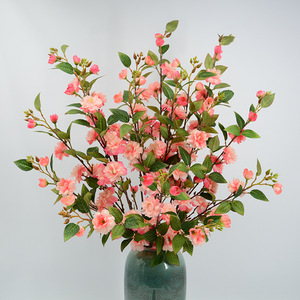 Flores artificiales de camelia Dongchen Crafts, color rosa claro con hojas verdes, para decoraciones de bodas y arreglos de mesa. - Product Image 1
