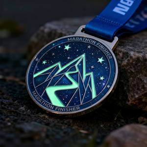 Medallas Deportivas Personalizadas Profesionales, Premio de Finalista de Maratón con Diseño Luminoso de Cielo Galáctico y Montaña <span class=keywords><strong>para</strong></span> Eventos de Carrera - Product Image 2