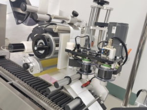 Soins de la peau Machine d'étiquetage de bouteilles minces horizontales en temps réel entièrement automatique Crème pour les yeux Forme élancée Haute précision Best-seller - Product Image 5