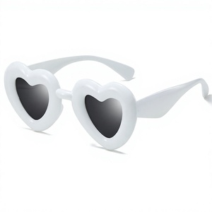 Lunettes de soleil en forme de cœur, protection UV, monture en PC, unisexes, mignonnes et tendance, pour hommes ou femmes - Product Image 1