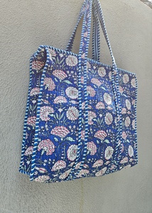 Bolso tote de algodón acolchado hecho a mano de estilo lujoso / Bolso floral reversible para uso diario de mujer - Product Image 2