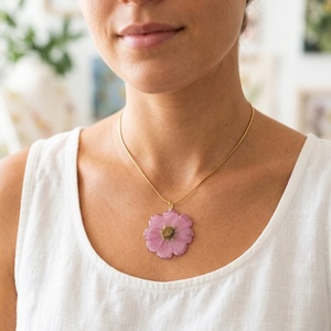 Collier pendentif en fleurs naturelles (Senna, <span class=keywords><strong>Cosmos</strong></span>, <span class=keywords><strong>graines</strong></span> noires, Nigella) avec chaîne serpent en acier inoxydable doré - Product Image 3