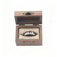 Boîte à bague rectangulaire élégante en bois de noyer naturel avec fermeture à boucle, emballage cadeau pour bijoux