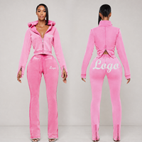 Ensemble deux pièces tendance pour femme : veste zippée personnalisée OEM/ODM, logo sur mesure, et pantalon de survêtement vintage délavé à l'acide, avec sweat à capuche court rose.