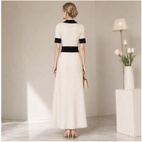 Robe longue en tricot pour femme, style preppy moderne, col contrastant, boutons dorés côtelés, coupe évasée pour un look contemporain