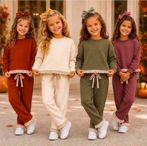 Ensemble sweat-shirt et pantalon tendance pour bébés filles, en coton biologique épais et élasthanne, à manches longues, imprimé, avec volants et poches, idéal pour les fêtes d'automne - Product Image 1