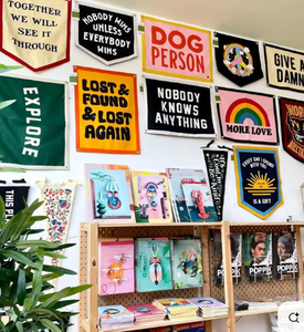 ธงแขวนตกแต่ง - ธงของขวัญสำหรับแขวน ตกแต่งสีสันสดใส ทนทาน และทันสมัยสำหรับงานอีเว้นท์และโปรโมชั่น - Product Image 1