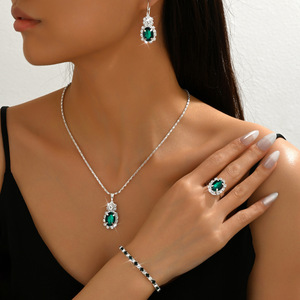 Conjunto de Joyería XOXO de Aleación Chapada en Oro con Cristales Verdes y Diamantes de Imitación, 4 Piezas: Collar, Pulsera, Anillo y Aretes para Mujer, Ideal para Bodas y Fiestas - Product Image 1