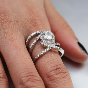 Anello da donna a croce con pietra scintillante, gioiello alla moda da indossare per feste e tutti i giorni - Product Image 3