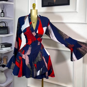 เดรสแฟชั่นผู้หญิงลายพิมพ์ใหม่สำหรับฤดูร้อน คอวี ผูกเอว แขนบาน เอวสูง - Product Image 4