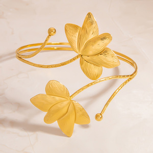 กำไลข้อมือสแตนเลสลายดาว ชุบทอง 18K เครื่องประดับแฟชั่นผู้หญิง ดีไซน์เก๋ไก๋แบบพันรอบ รูปทรงไม่สม่ำเสมอ - Product Image 4