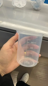 50 मिली 100 मिलीलीटर 250 मिलीलीटर 500 मिलीलीटर 1000 मिलीलीटर बीकर प्रयोगशाला तरल मापने वाले उपकरण प्लास्टिक कप विशिष्ट पैमाने पर लाइनों के साथ - Product Image 4