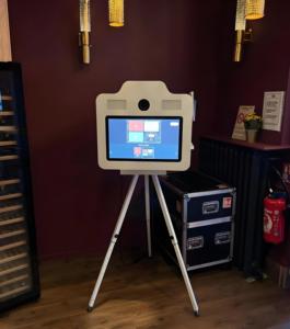 Cabina de Fotos con Espejo Mágico y Trípode, Pantalla Táctil de 21.5 Pulgadas, Impresión Instantánea, Ideal para Bodas y Eventos - Product Image 2