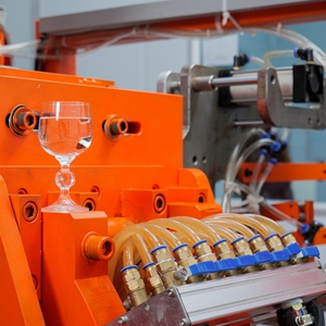 Máquina de Moldeo por Extrusión y Soplado Totalmente Eléctrica Savy de Vietnam, Ahorro de Energía, Alta Velocidad, para Producción de Botellas de Plástico - Product Image 3