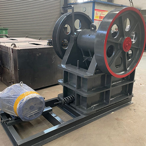 Petit concasseur à mâchoires mobile portable avec moteur et engrenage, haute capacité pour le traitement du cuivre, de l'or et du minerai de fer, facile à utiliser - Product Image 2