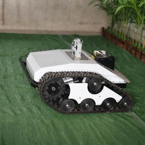 Les tondeuses à chenilles sont une nouveauté pour l'entretien des espaces verts des parcs urbains. Les tondeuses électriques intelligentes peuvent monter facilement les pentes. - Product Image 3