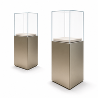 Ensemble d'agencements modulaires pour présentoirs de montres et bijoux en or champagne, avec vitrines sur piédestal