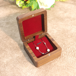 Thủ công mỹ nghệ Vòng cổ bằng gỗ hiển thị trường hợp Walnut vuông hộp đồ trang sức với Laser khắc logo - Product Image 4