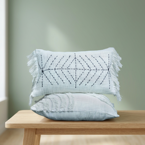 Housse de coussin rectangulaire décorative de style bohème blanche de qualité supérieure avec motif géométrique noir brodé et bords à franges - Product Image 5