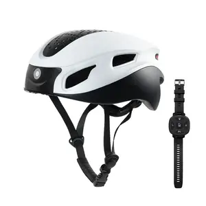 自行车摩托车自行车自行车踏板车智能AI头盔，带摄像头和蓝牙转向灯