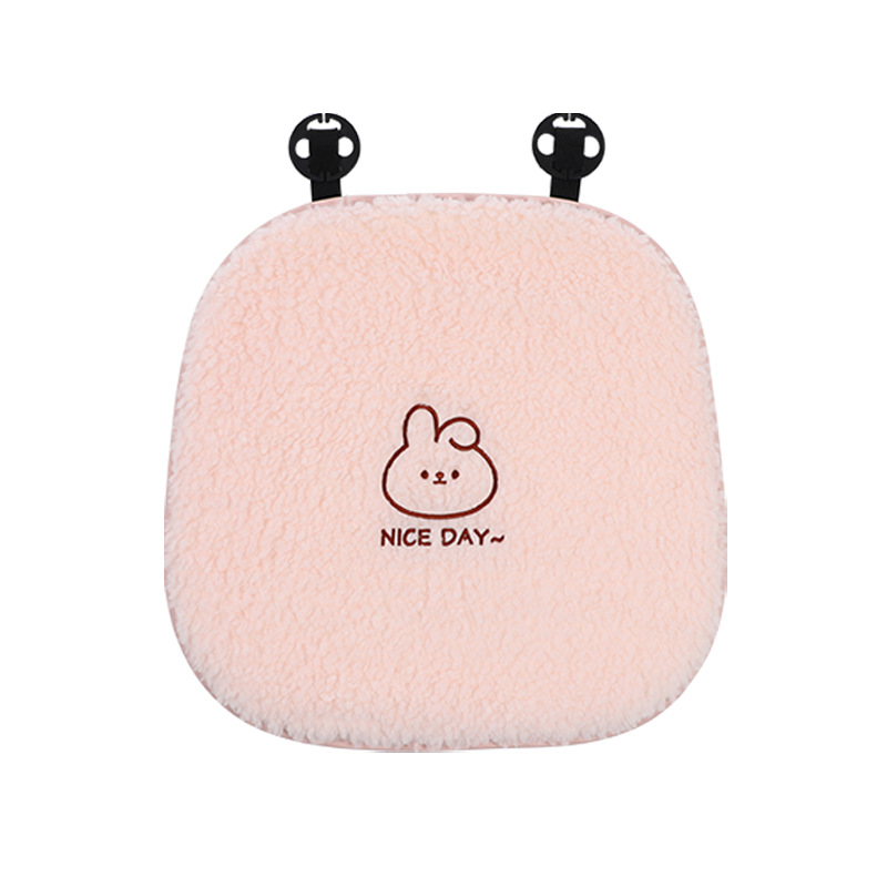Coussin de siège avant en laine d'agneau motif lapin.