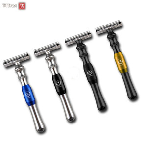 <span class=keywords><strong>Kit</strong></span> <span class=keywords><strong>de</strong></span> <span class=keywords><strong>rasage</strong></span> <span class=keywords><strong>pour</strong></span> <span class=keywords><strong>homme</strong></span> avec rasoir <span class=keywords><strong>de</strong></span> sécurité double lame Titan Metal Handle - Product Image 2