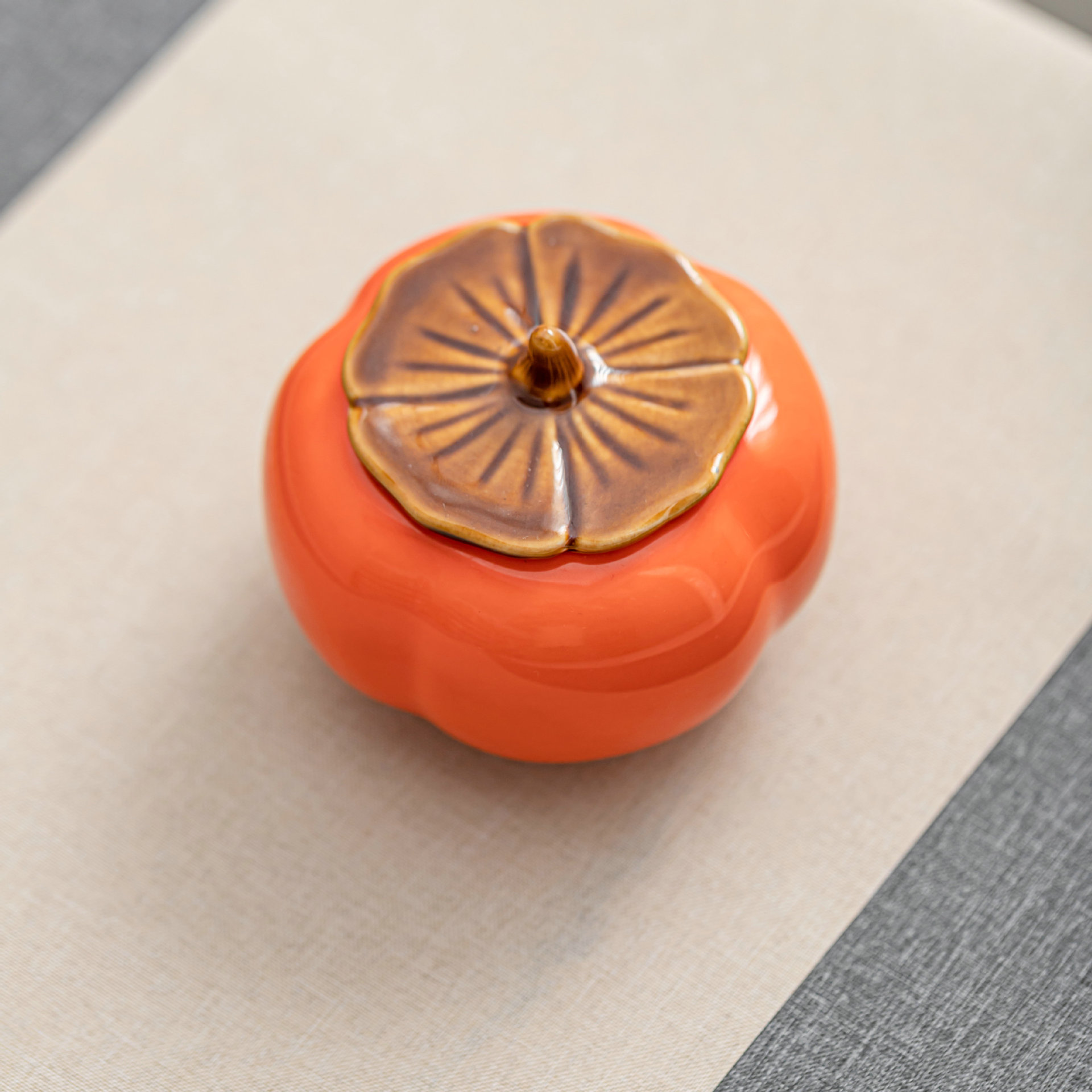 Caqui amarillo (con tapa en forma de palma)