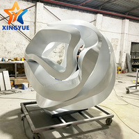 Sculpture en cube en acier inoxydable poli, peinte en blanc, art abstrait géométrique décoratif moderne pour place urbaine personnalisée