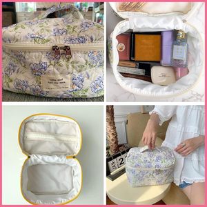 Ensemble de trousses de maquillage matelassées en coton, trousse de toilette esthétique en coton floral, organiseur de voyage pour femmes - Product Image 2
