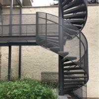 Kit d'escalier en spirale extérieur avec composants modulaires en acier et plateforme circulaire pour une assemblage facile sur site