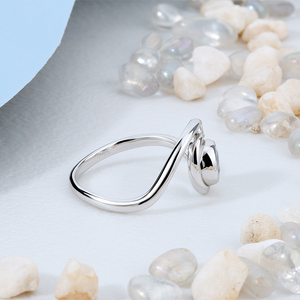 Bague minimaliste inspirée des vagues océaniques, ornée d'une pierre précieuse aigue-marine, style marin frais, motif vague tourbillonnante. - Product Image 2