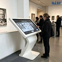 Kiosque en libre-service HRAY de 65 pouces avec écran large de 178 degrés en forme de K pour les expositions muséales, la consultation de cartes, le support opérationnel, OEM ODM