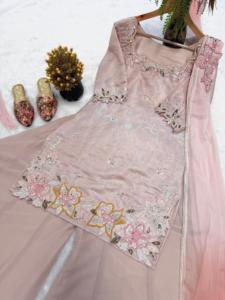 Ensemble prêt-à-porter de créateur pour soirée, avec broderies multiples, perles et travail de Moti, haut en verre romain, pantalon Sharara Plazzo et dupatta. - Product Image 6